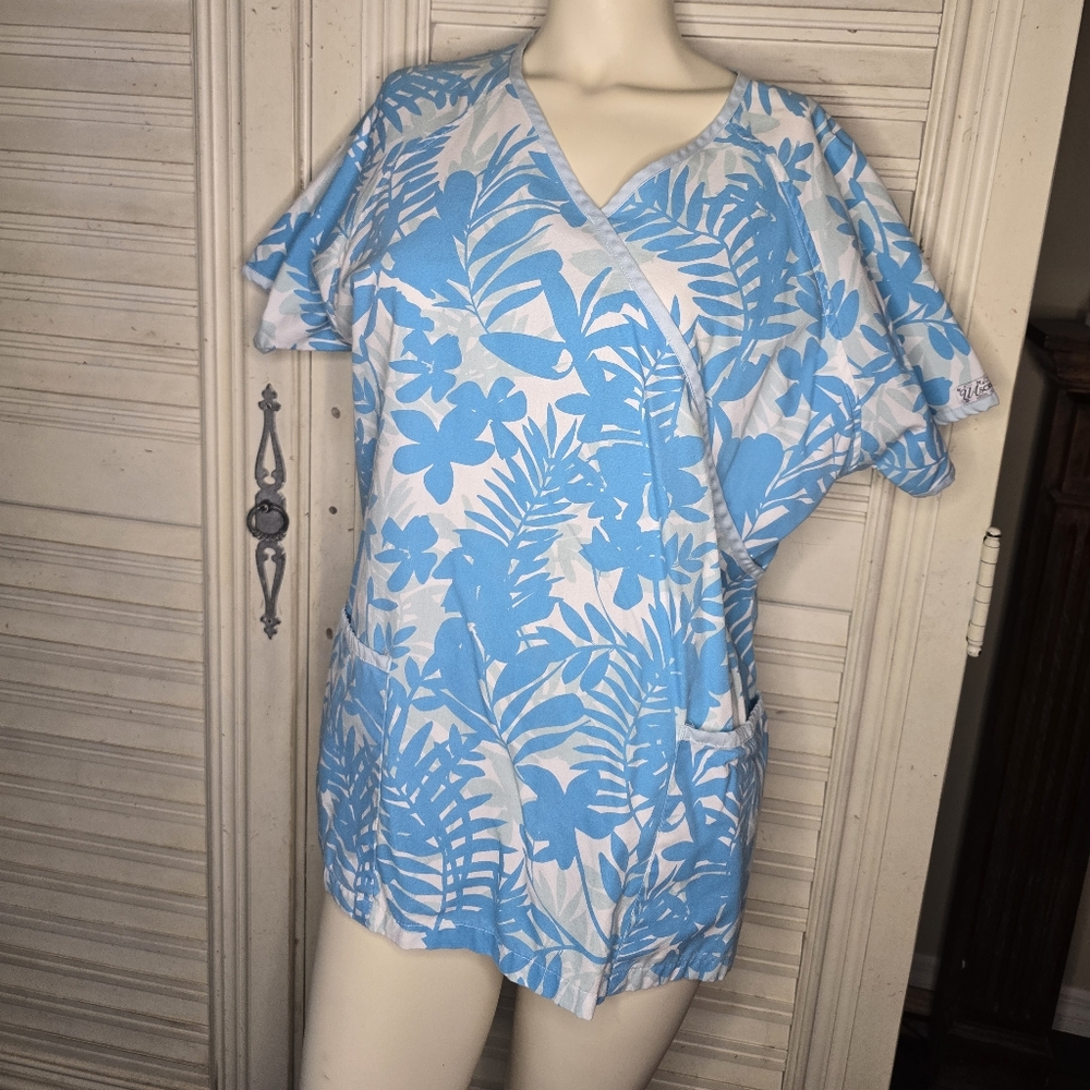 UA scrub top in LG